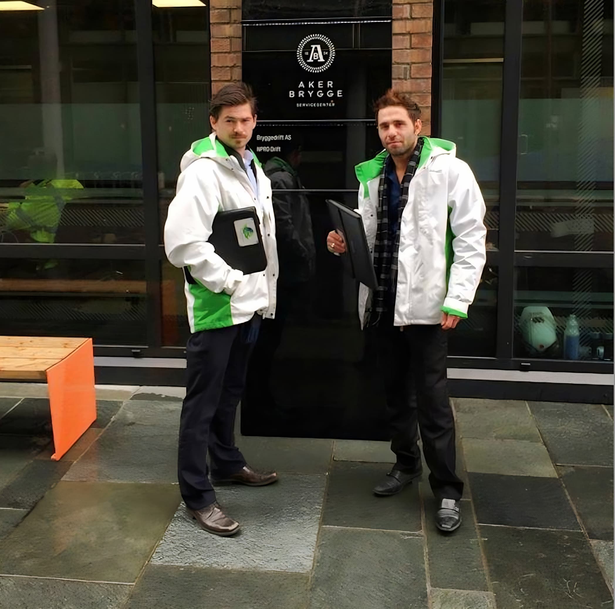 Visuell identitet brukt på trykt materiell